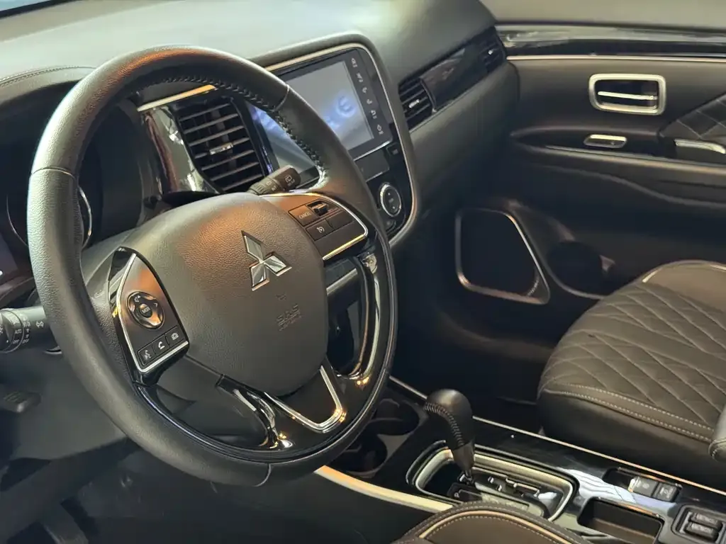 Mitsubishi Outlander — фото 4