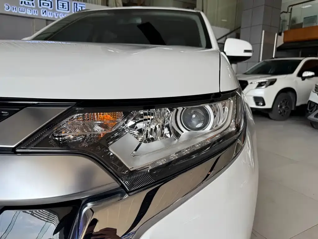 Mitsubishi Outlander — фото 7