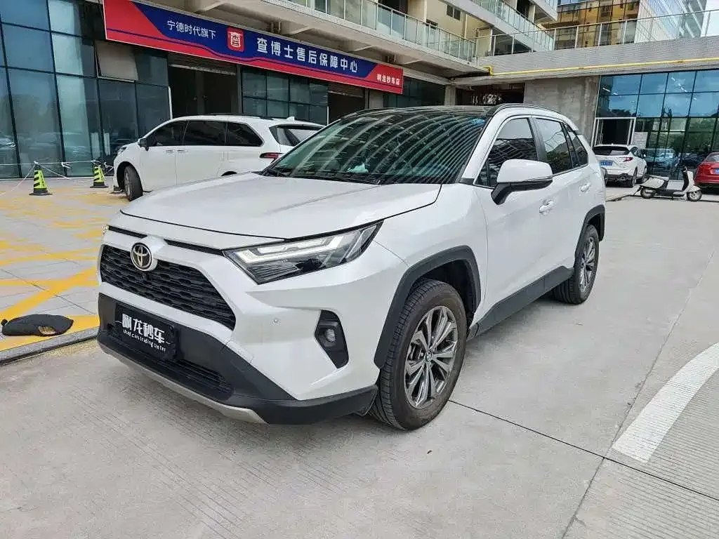 Toyota RAV4 — фото 1