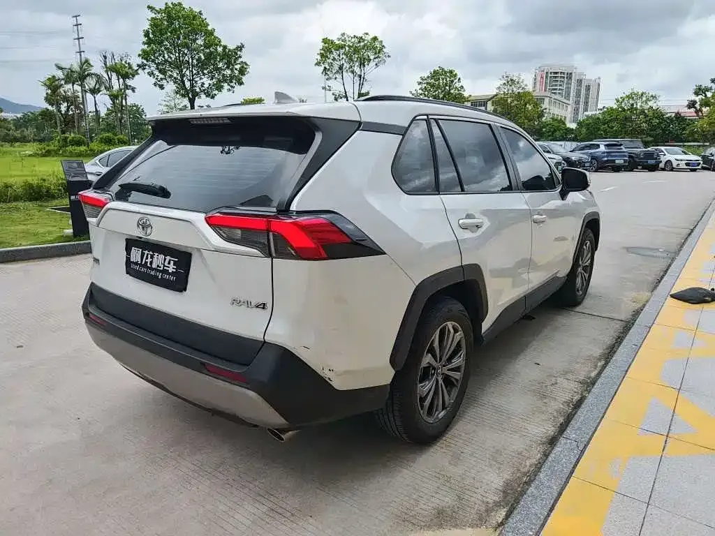 Toyota RAV4 — фото 7