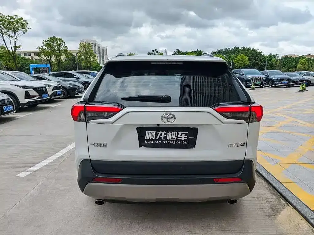 Toyota RAV4 — фото 8