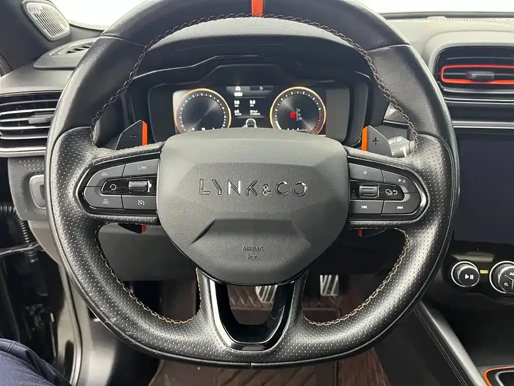 Lynk & Co 02 Hatchback — фото 10