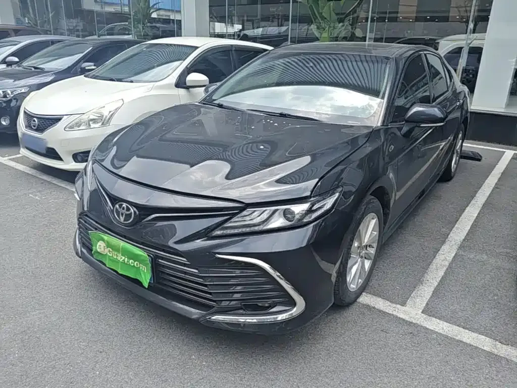 Toyota Camry — фото 1