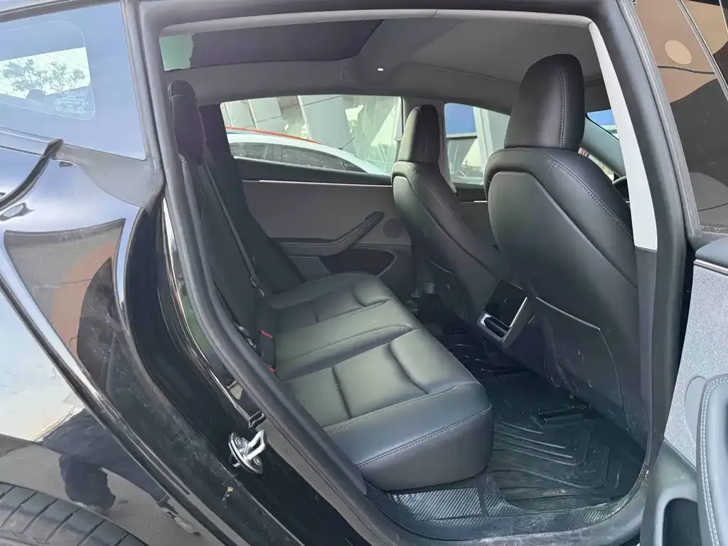 Tesla Model 3 — фото 4