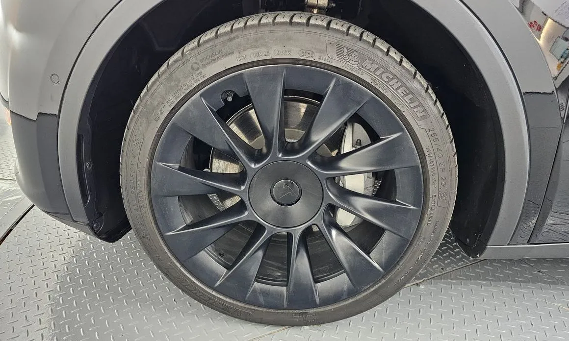 Tesla Model Y — фото 10