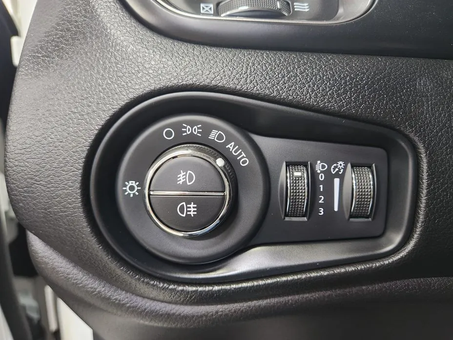 Jeep Renegade — фото 10
