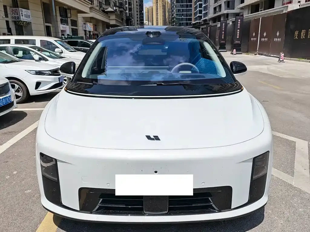 Li Auto i8 — фото 4
