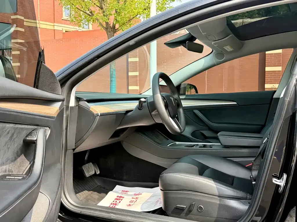 Tesla Model 3 — фото 3