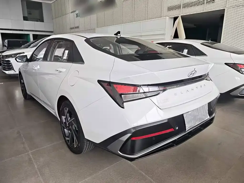 Hyundai Elantra — фото 7