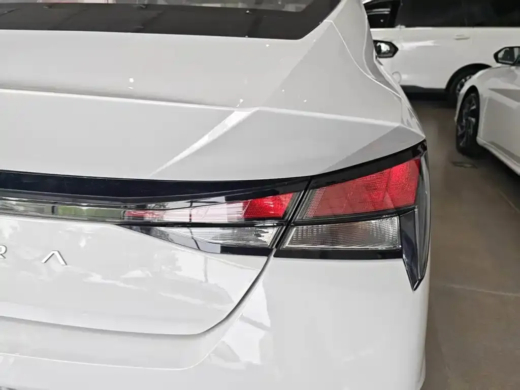 Hyundai Elantra — фото 9