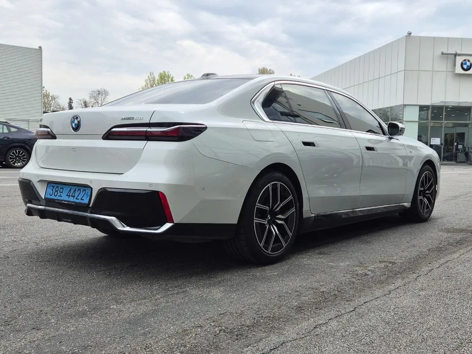 BMW i7 — фото 6