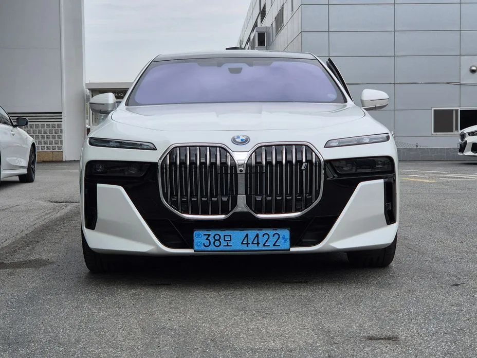 BMW i7 — фото 7