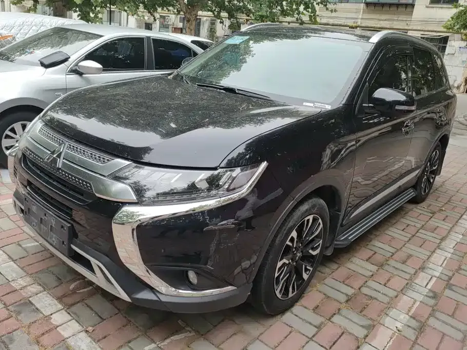 Mitsubishi Outlander — фото 1