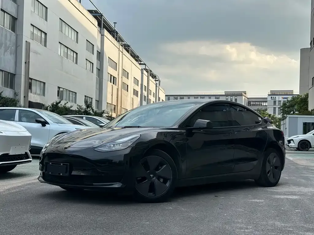 Tesla Model 3 — фото 1