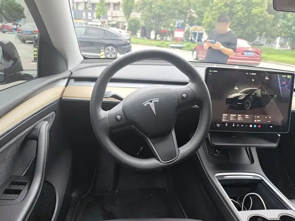 Tesla Model Y — фото 10