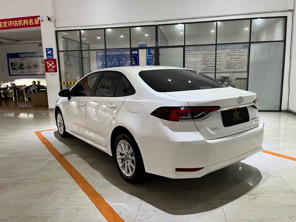 Toyota Corolla — фото 5