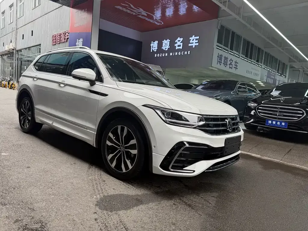 Volkswagen Tiguan L — фото 9