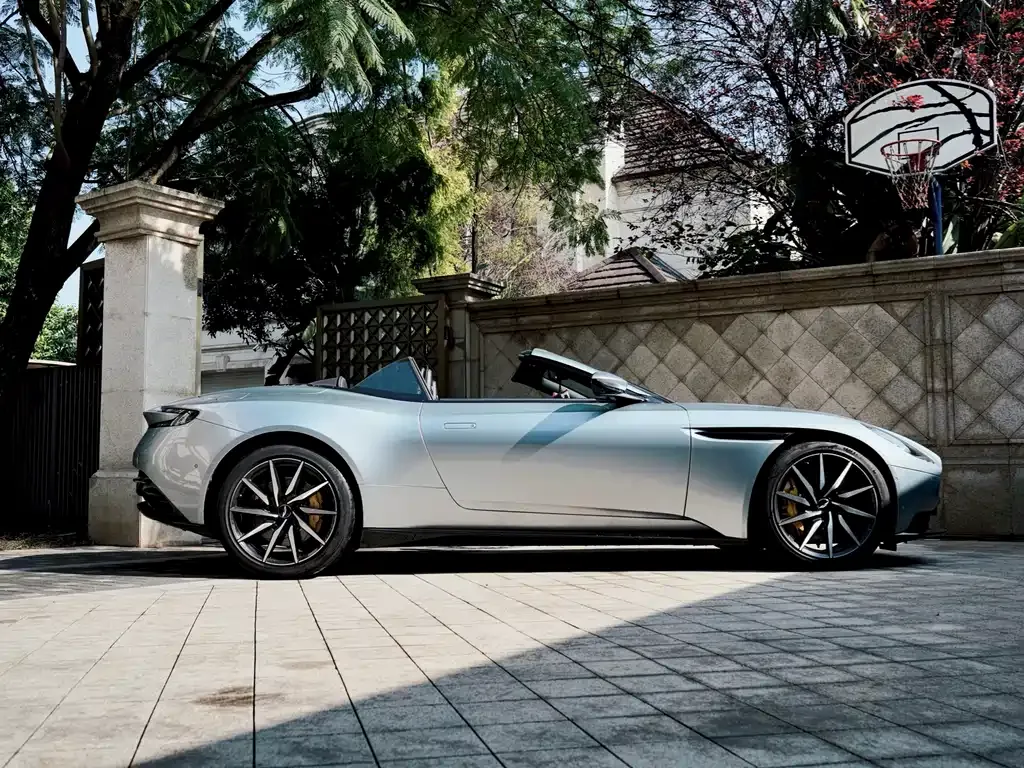 Aston Martin DB11 — фото 5