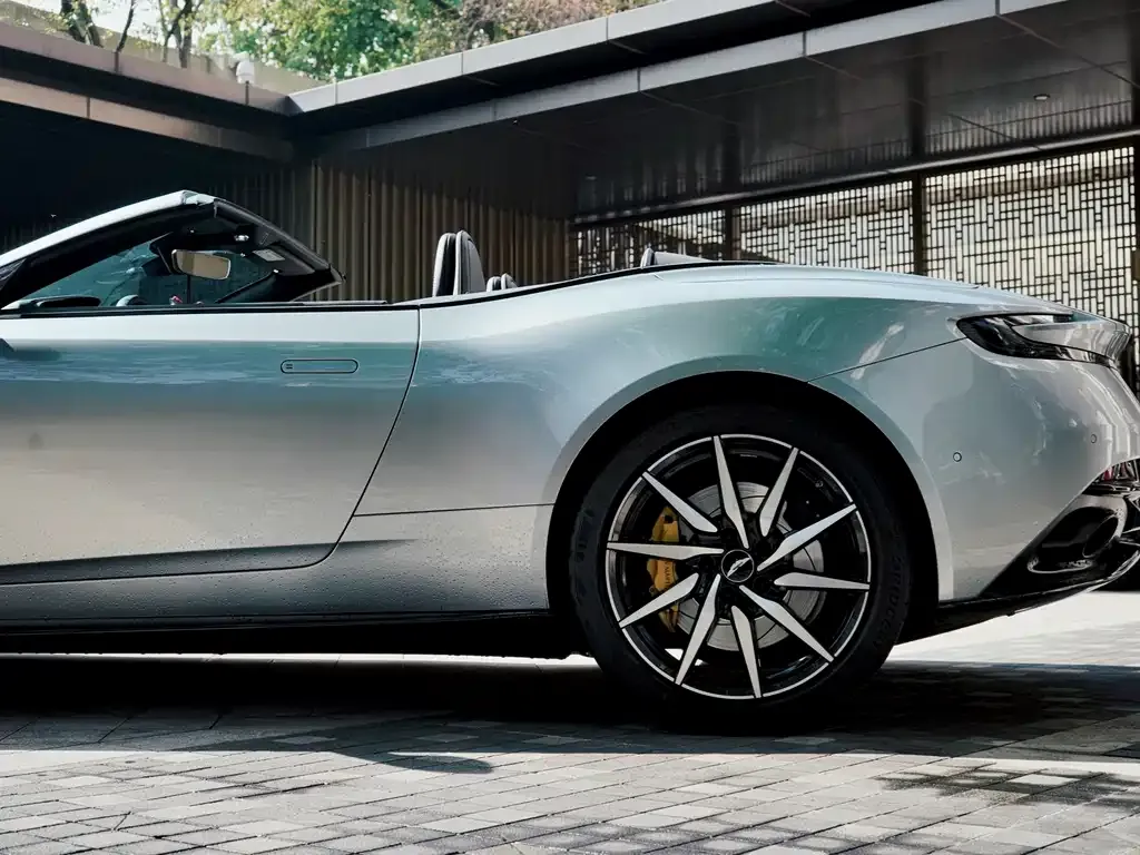 Aston Martin DB11 — фото 7