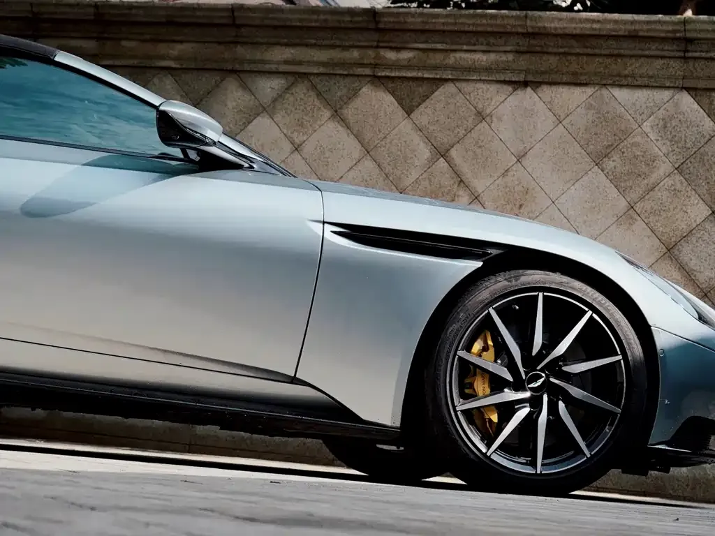 Aston Martin DB11 — фото 8