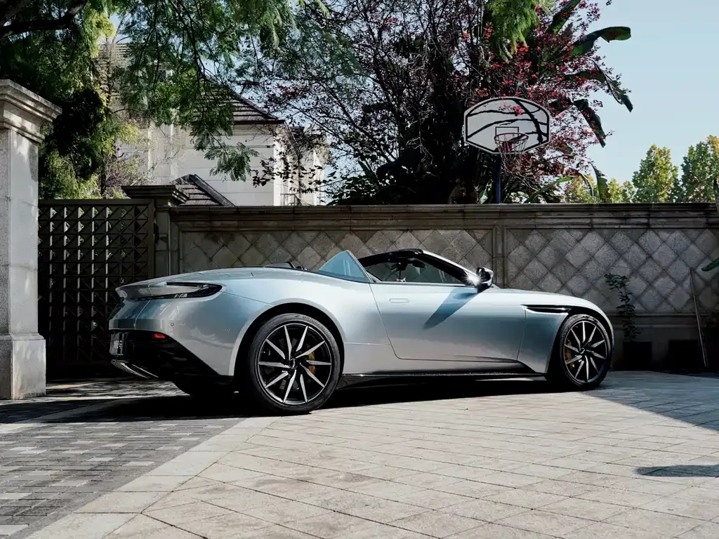 Aston Martin DB11 — фото 10