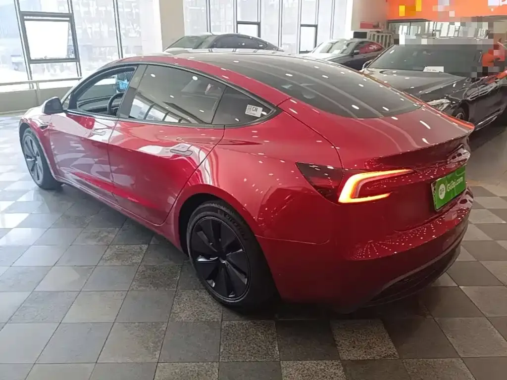 Tesla Model 3 — фото 7