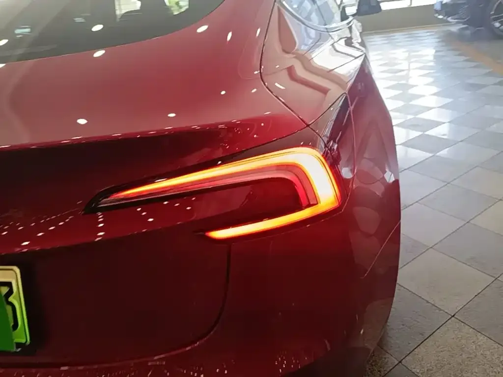 Tesla Model 3 — фото 8