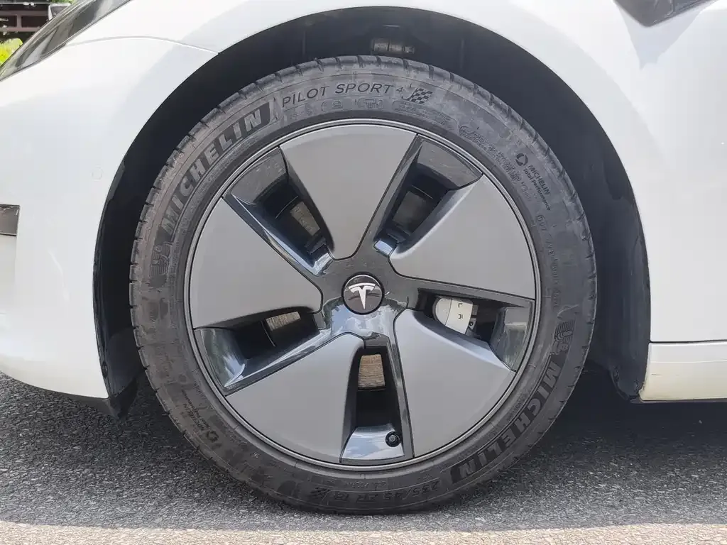Tesla Model 3 — фото 3