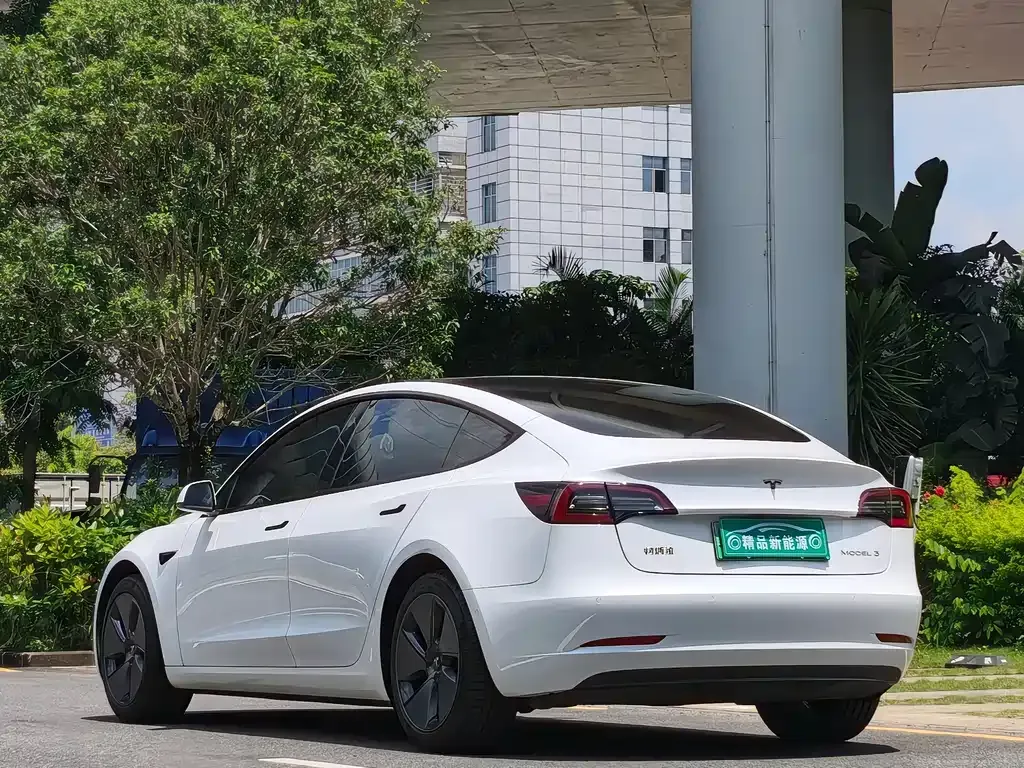 Tesla Model 3 — фото 10