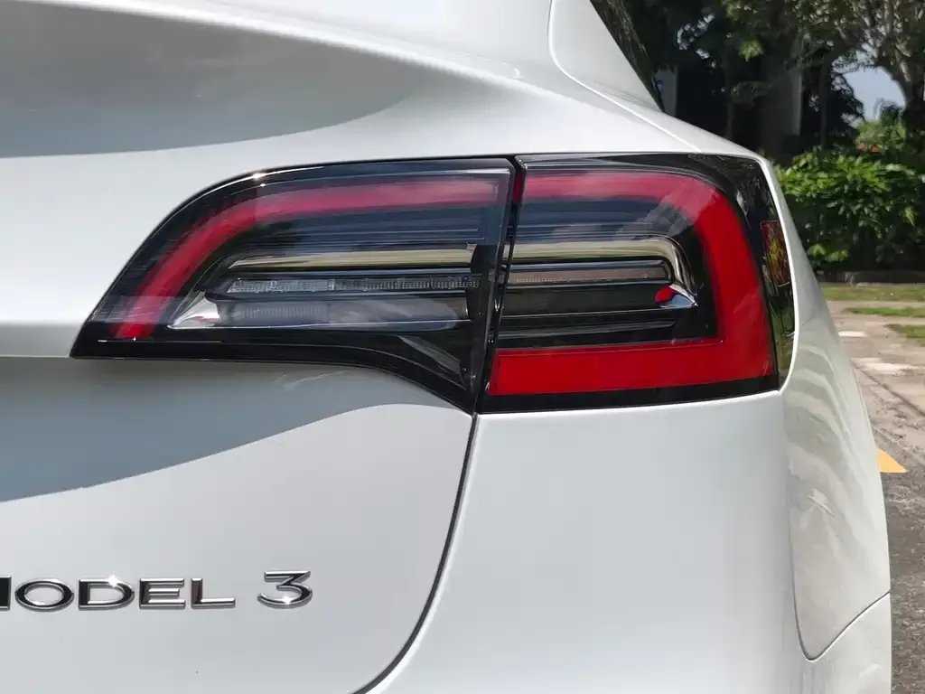Tesla Model 3 — фото 4