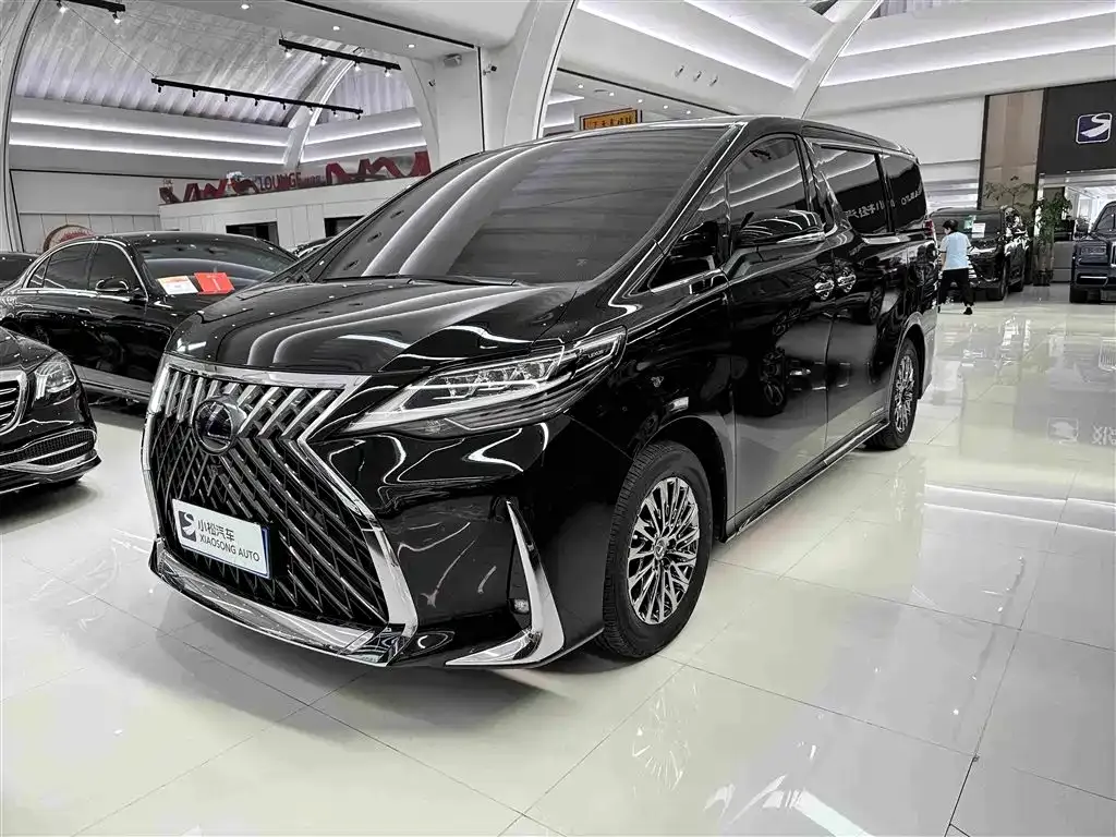 Lexus LM — фото 1