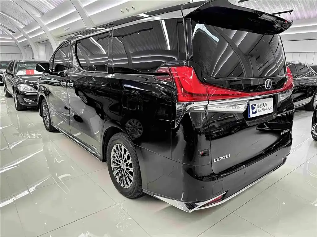 Lexus LM — фото 5