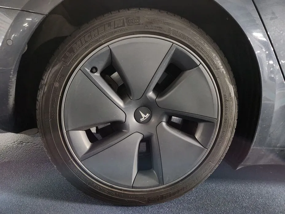 Tesla Model 3 — фото 10