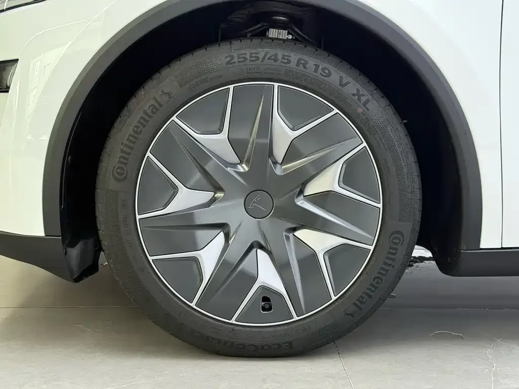 Tesla Model Y L — фото 10