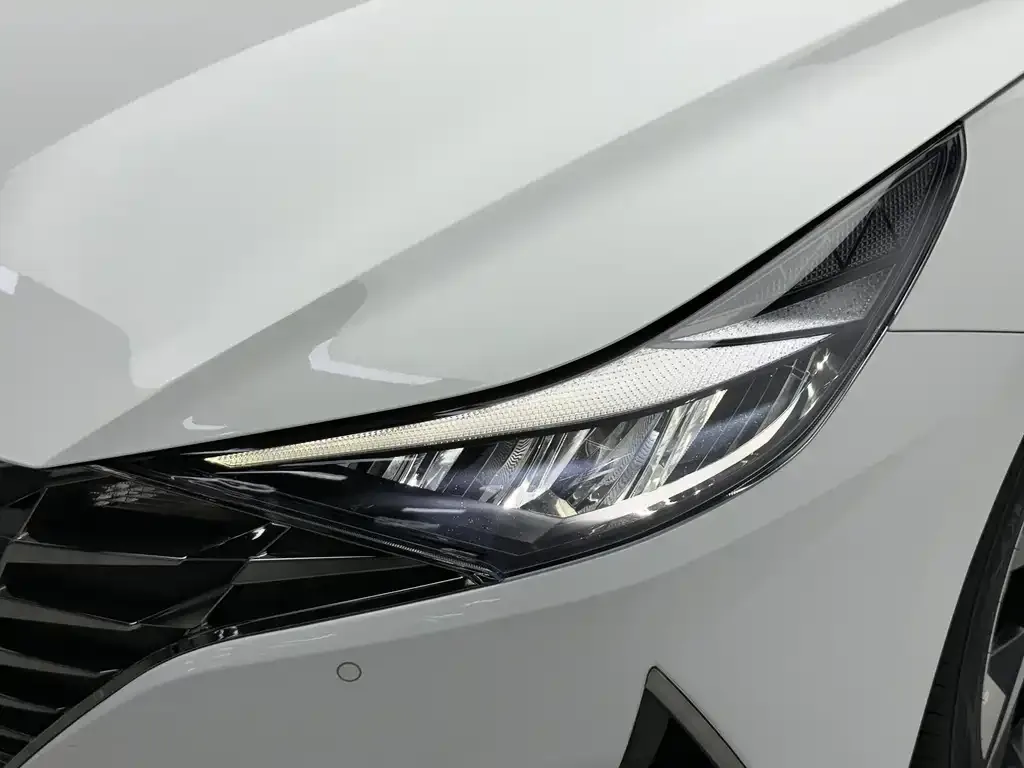 Hyundai Elantra — фото 8