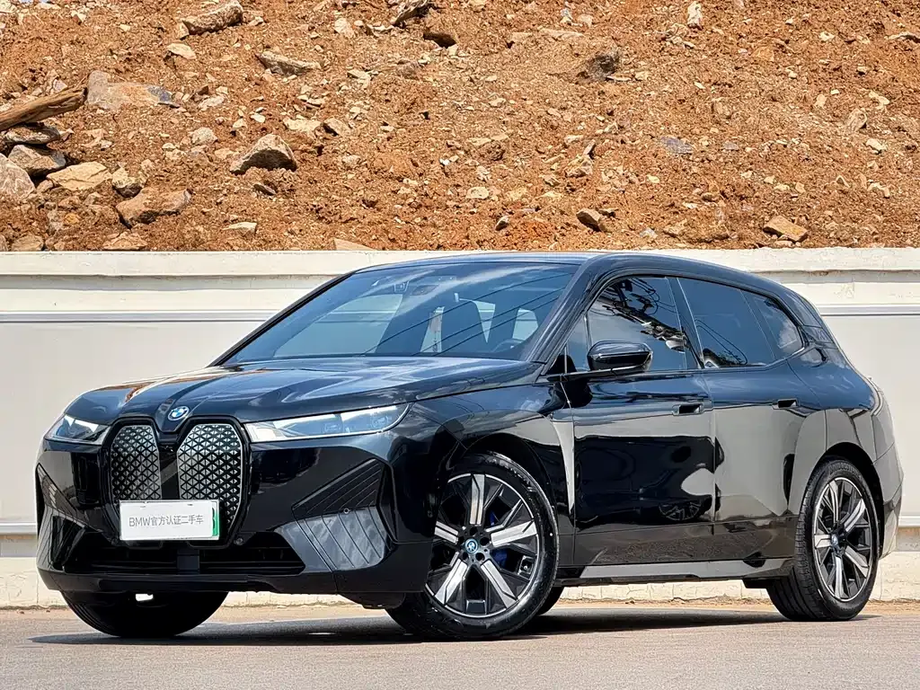 BMW iX — фото 1