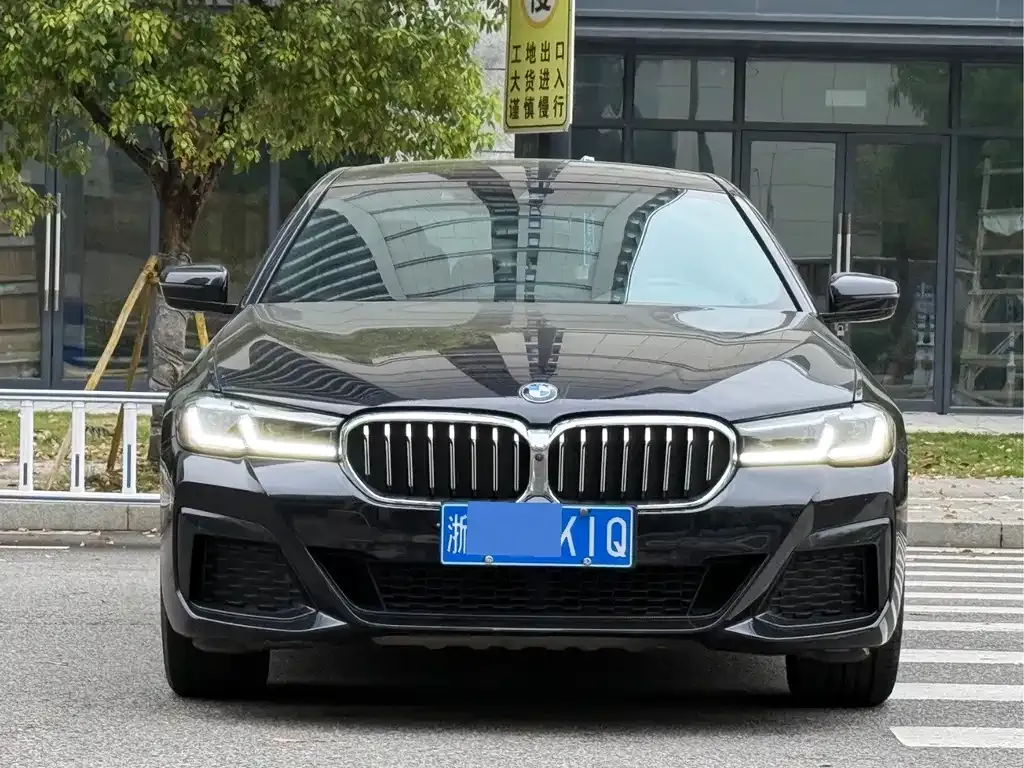 BMW 5 Series — фото 1