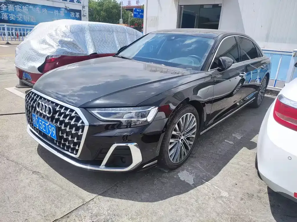 Audi A8 — фото 1