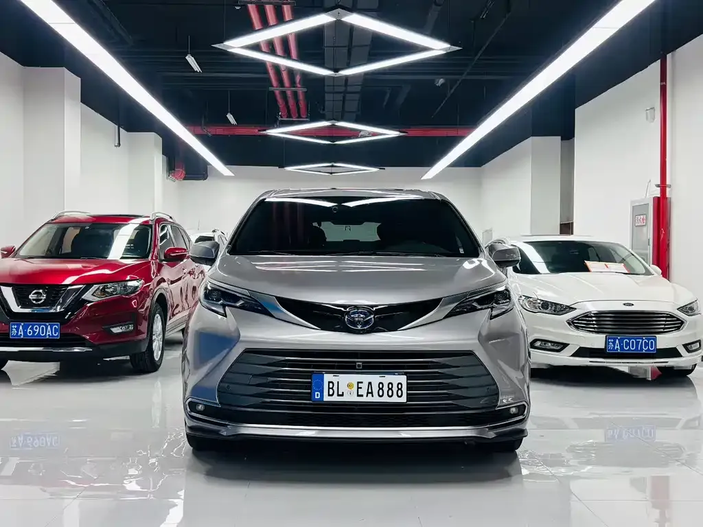 Toyota Sienna — фото 3
