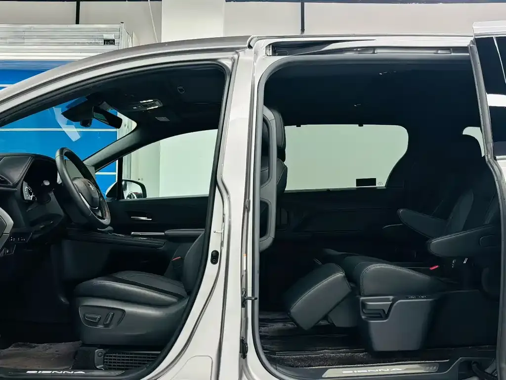 Toyota Sienna — фото 4