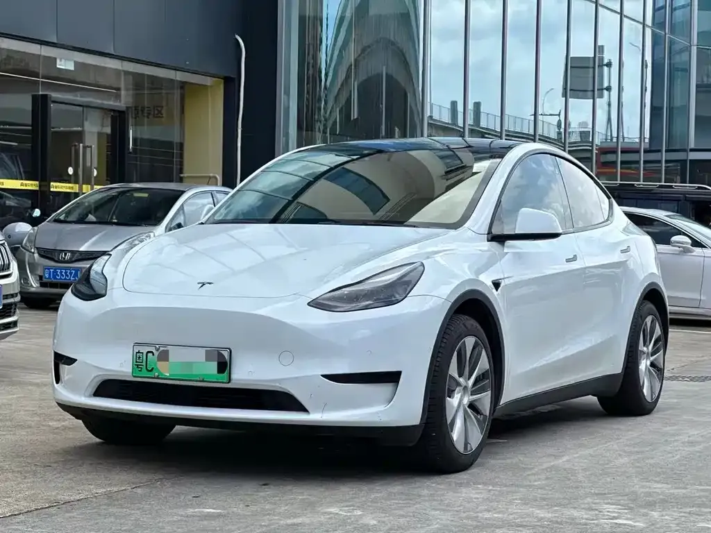 Tesla Model Y — фото 1