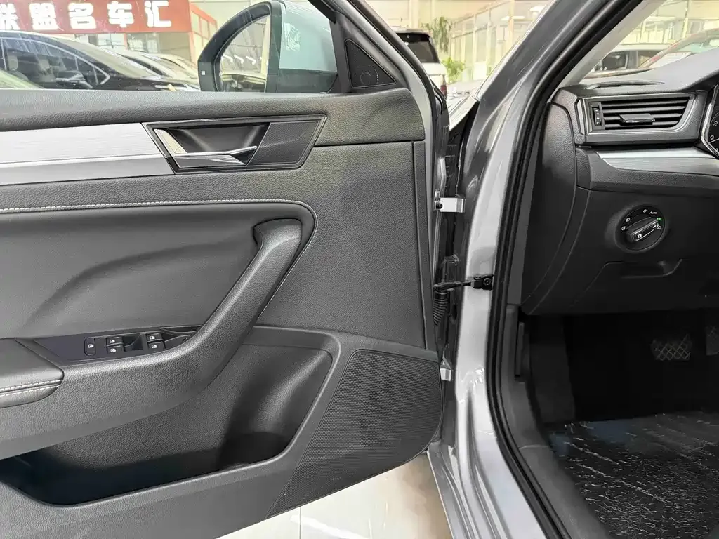 Skoda Superb — фото 10