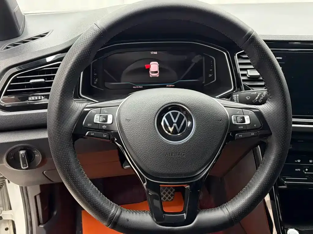 Volkswagen T-Roc — фото 10