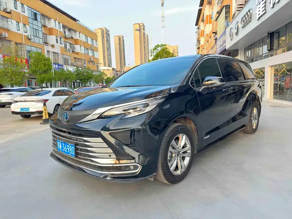 Toyota Sienna — фото 1
