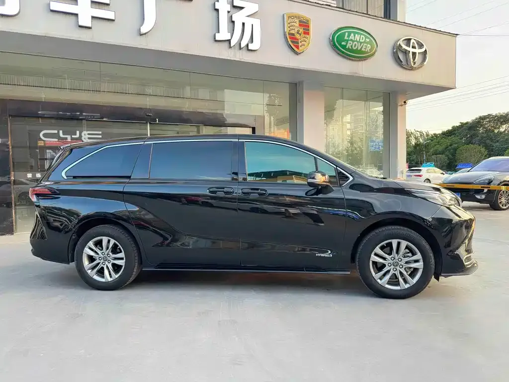 Toyota Sienna — фото 3