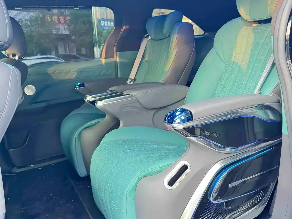 Toyota Sienna — фото 10