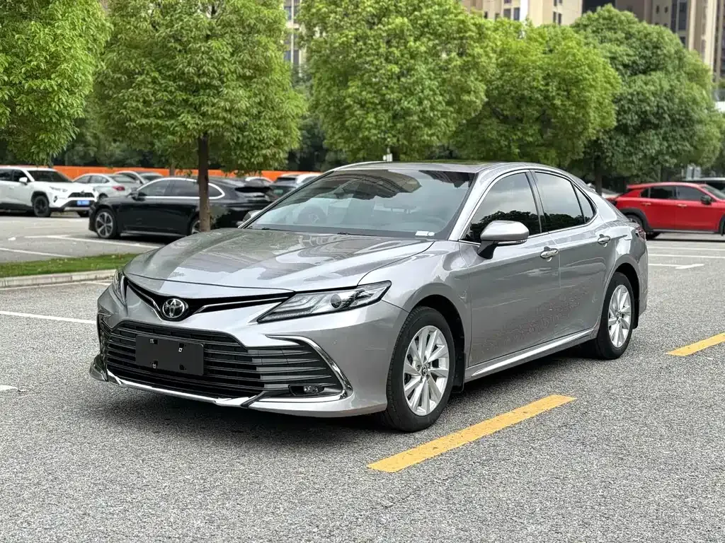 Toyota Camry — фото 1