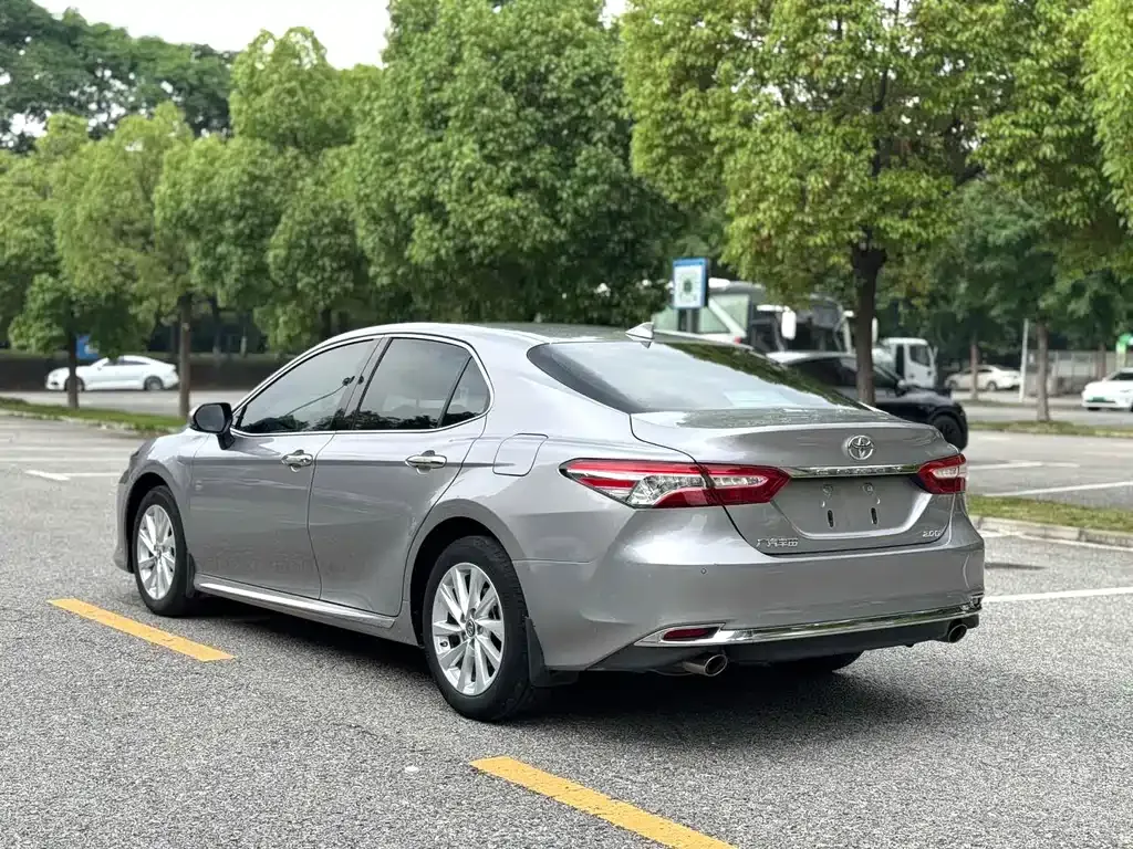 Toyota Camry — фото 9