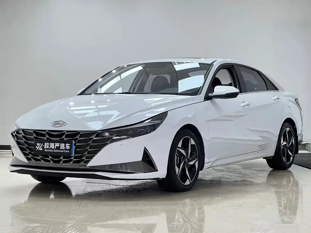 Hyundai Elantra — фото 1