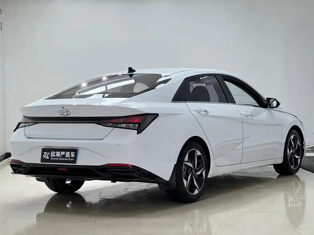 Hyundai Elantra — фото 3